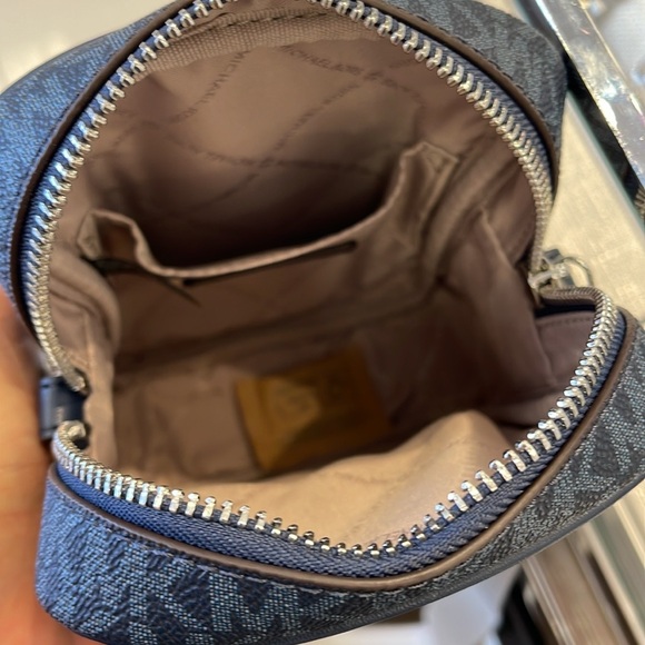 Michael Kors Jet Set Medium Signature Logo Crossbody Bag
Admiral
NWT - Picture 11 of 16